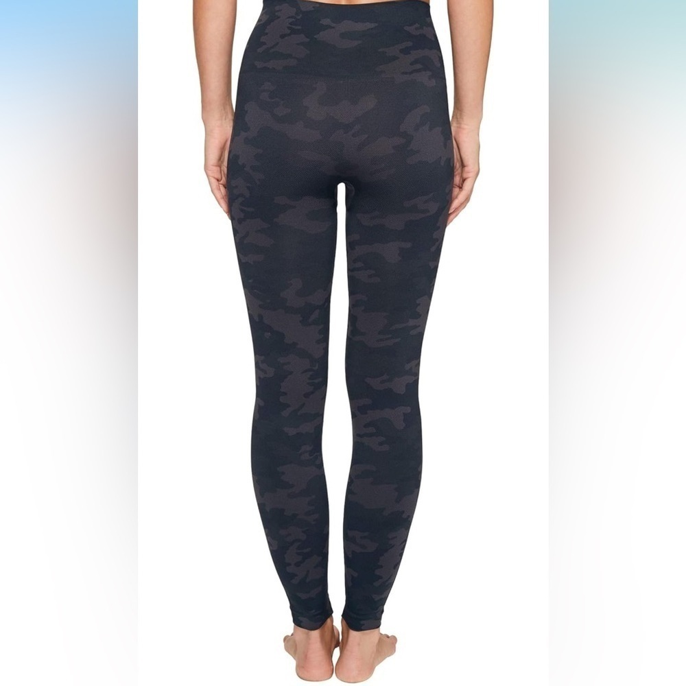 - SPANX Look at Me Now Seamless Leggings, Black Camo size M - Picture 5 of 10